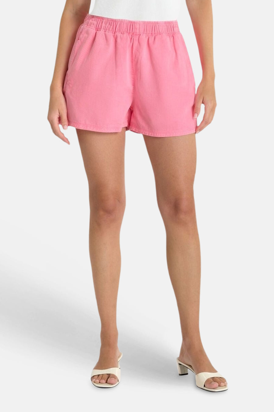 Korte roos van Le Temps des Cerises met elastische taille en zijzakken, gedragen met een witte top en muiltjes.