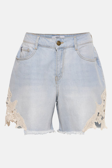 Lichtblauwe spijkerbroekshorts van Le Temps des Cerises, met kanten details aan de zijkanten en een gerafelde zoom.