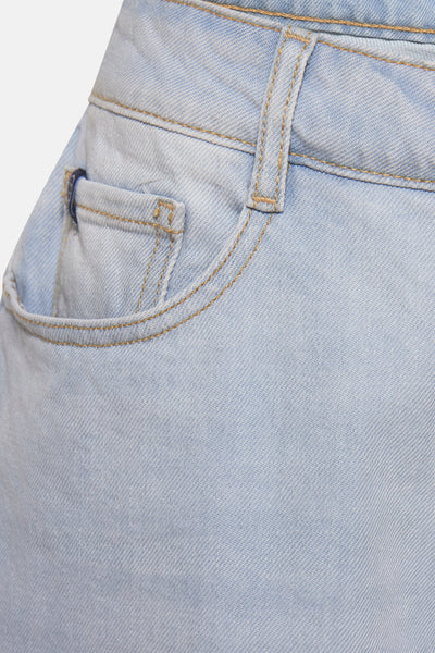 Korte spijkerbroek in lichtblauw denim van Le Temps des Cerises, met zak en riemlussen.