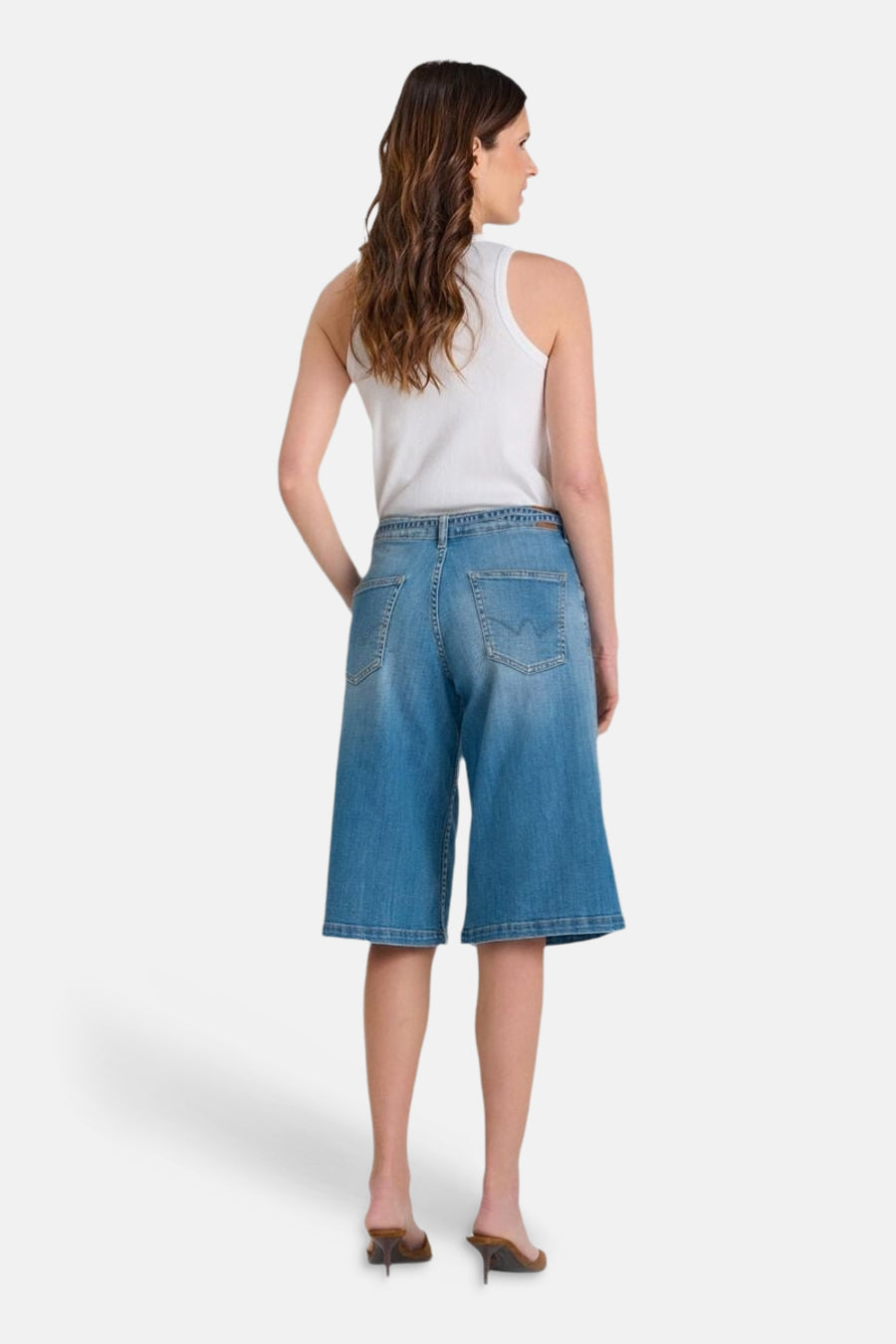 Bermuda en denim bleu moyen de Le Temps des Cerises, avec des poches arrière et une coupe ample.