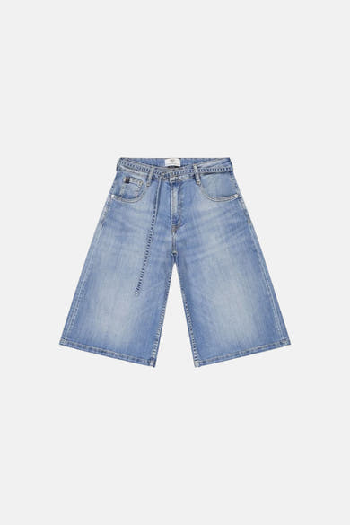 Bermuda en denim bleu moyen de Le Temps des Cerises, avec une ceinture à nouer.