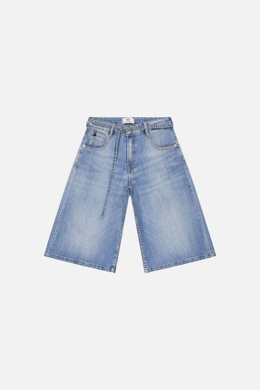 Bermuda en denim bleu moyen de Le Temps des Cerises, avec une ceinture à nouer.