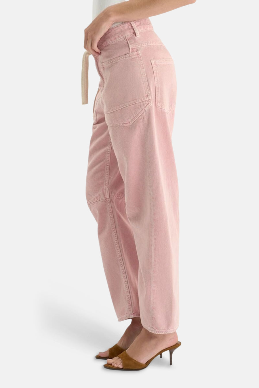 Jean coloré rose par Le Temps des Cerises, avec une ceinture beige et des chaussures à talons marron.