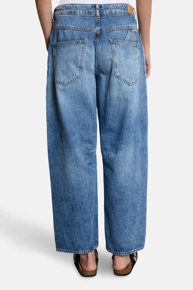 Jeans en denim bleu moyen de Le Temps des Cerises, avec poches arrière et jambes larges.

