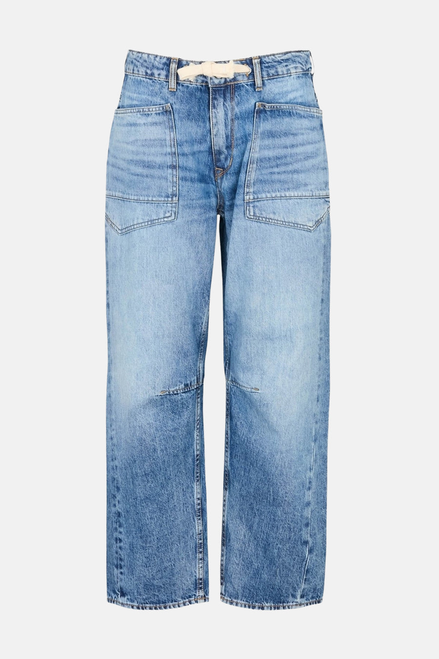 Jean en denim bleu moyen du Temps des Cerises, avec des poches plaquées et une taille à cordon.

