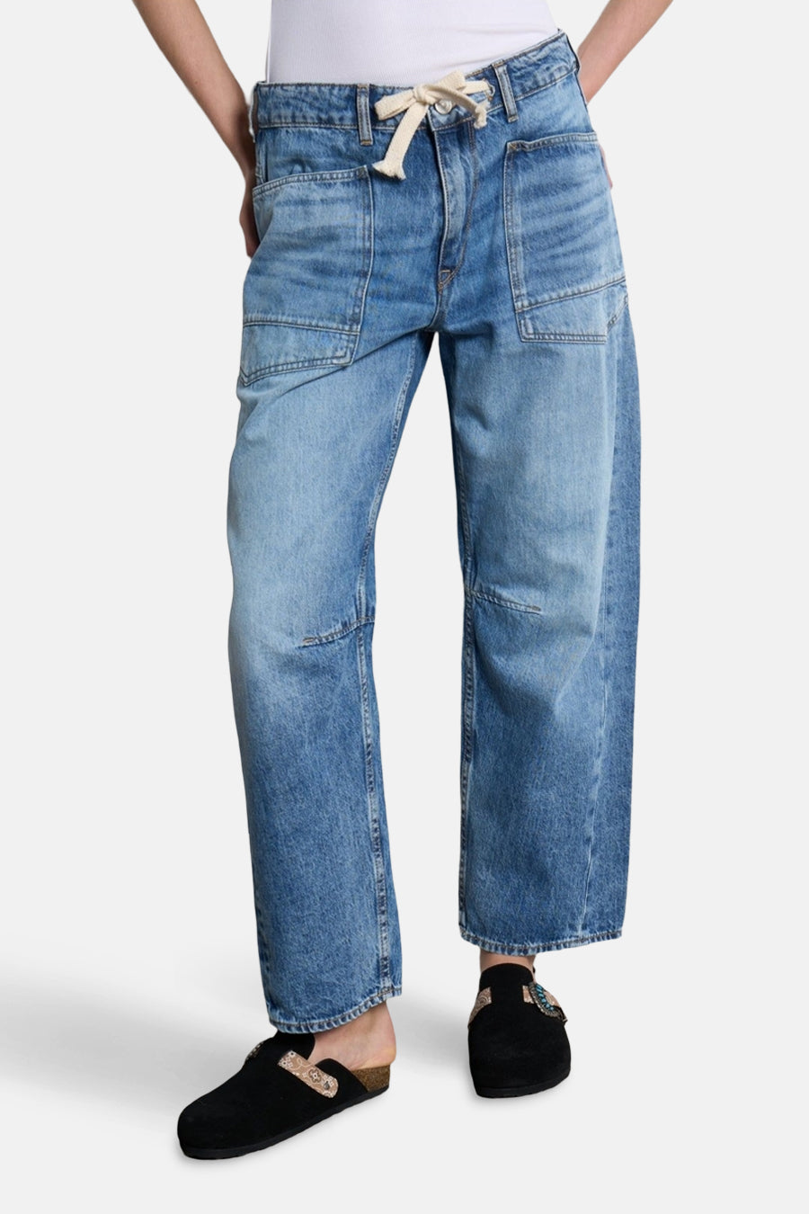 Jean bleu denim MADIE BALLOON de Le Temps des Cerises, avec poches plaquées et cordon à la taille.

