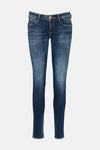 Jean slim en denim bleu foncé par Le Temps des Cerises, avec détails de délavage.
