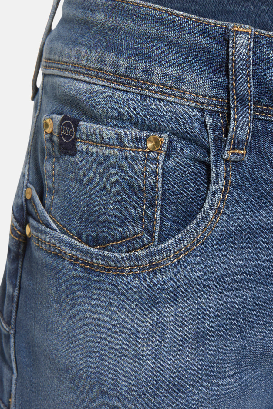 Jean droit en denim bleu moyen de Le Temps des Cerises, détail de poche et passants de ceinture.
