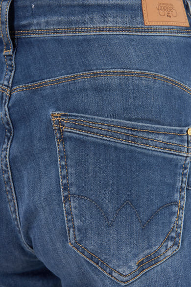 Jean droit en denim bleu moyen de Le Temps des Cerises, avec poche arrière et surpiqûres contrastantes.
