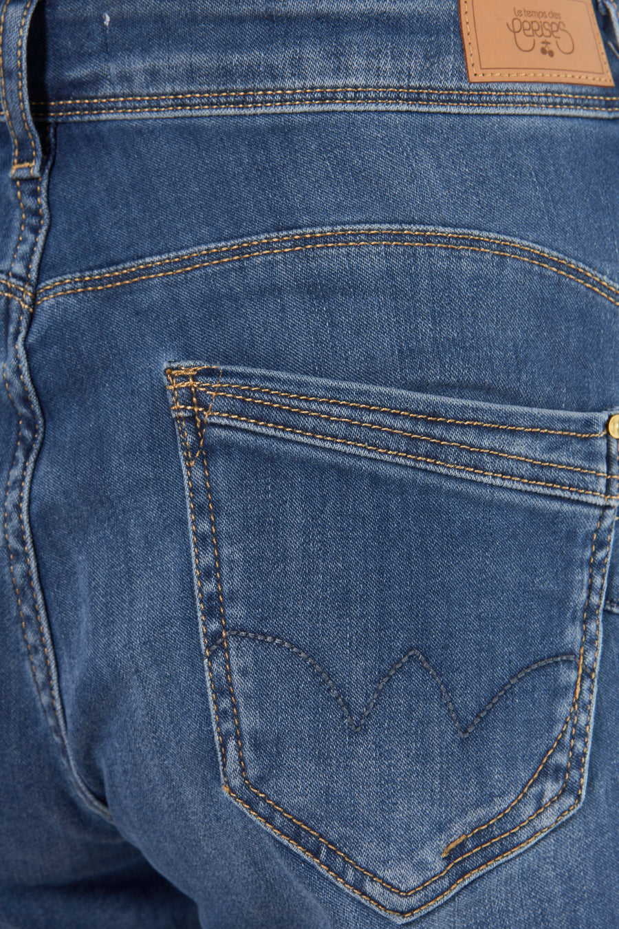 Jean droit en denim bleu moyen de Le Temps des Cerises, avec poche arrière et surpiqûres contrastantes.