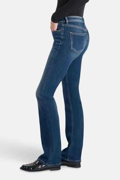 Middelblauwe bootcut jeans van Le Temps des Cerises, gedragen met een zwart topje en zwarte schoenen.