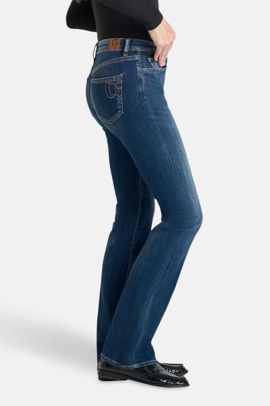 Bootcut jeans in medium blue denim van Le Temps des Cerises, met een versierde achterzak.