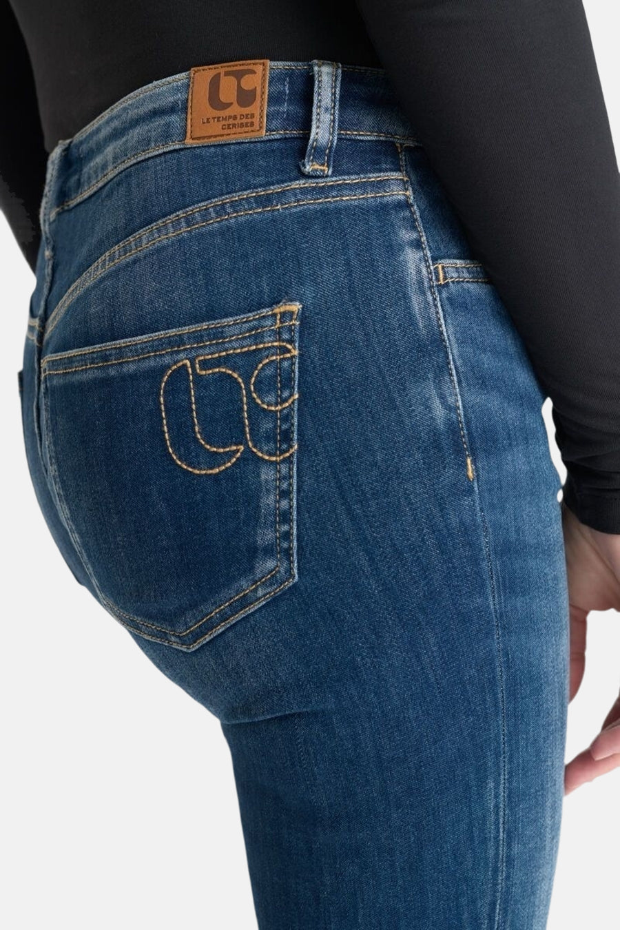Jean bootcut blauw denim van Le Temps des Cerises, met achterzak versierd met het logo en merklabel.