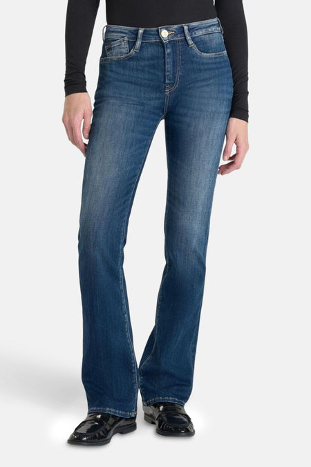 Middelblauwe bootcut jeans van Le Temps des Cerises, met zakken en zichtbare naden, gedragen met een zwart topje.