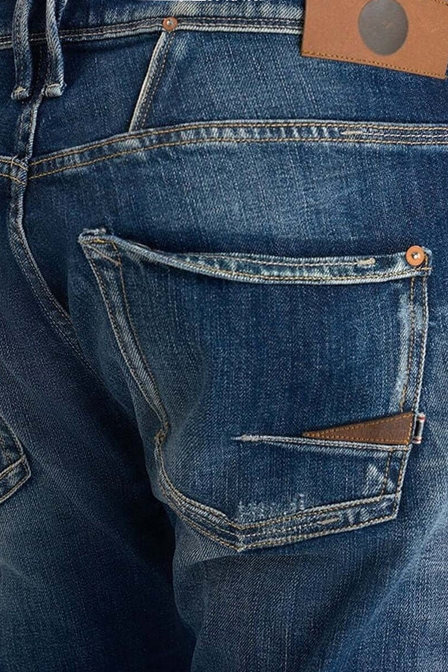 Slim jeans in donkerblauw denim van Le Temps des Cerises, met originele achterzak en leren patch.
