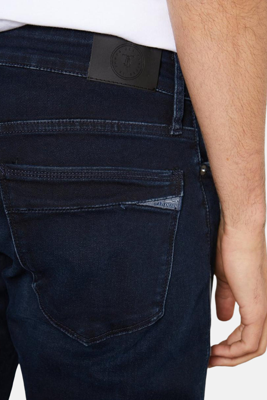 Rechte zwarte denim jeans van Le Temps des Cerises, met zichtbare achterzak.