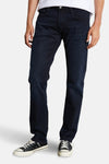 Rechte zwarte denim jeans van Le Temps des Cerises, gedragen met zwart-witte sportschoenen.
