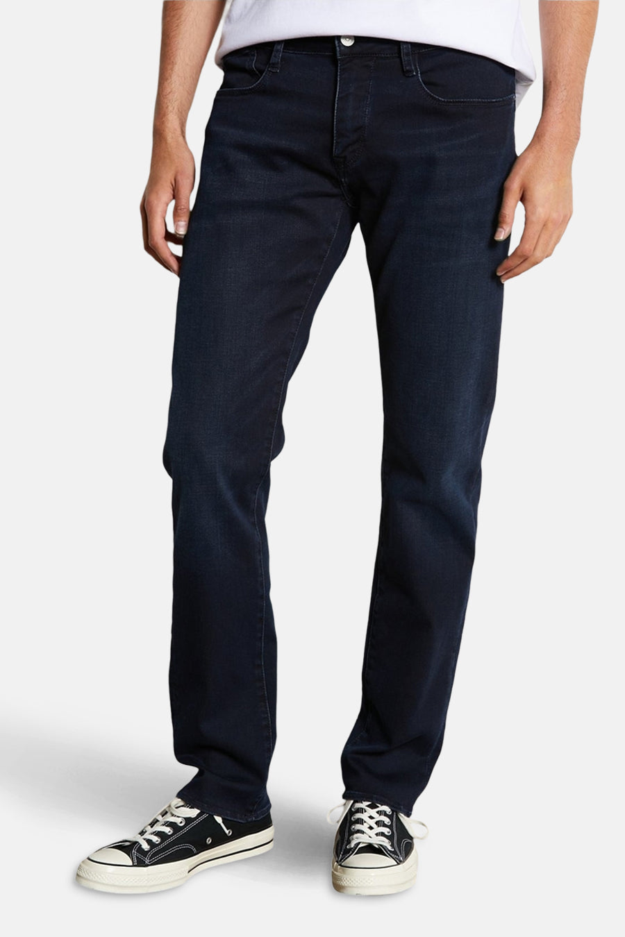 Rechte zwarte denim jeans van Le Temps des Cerises, gedragen met zwart-witte sportschoenen.