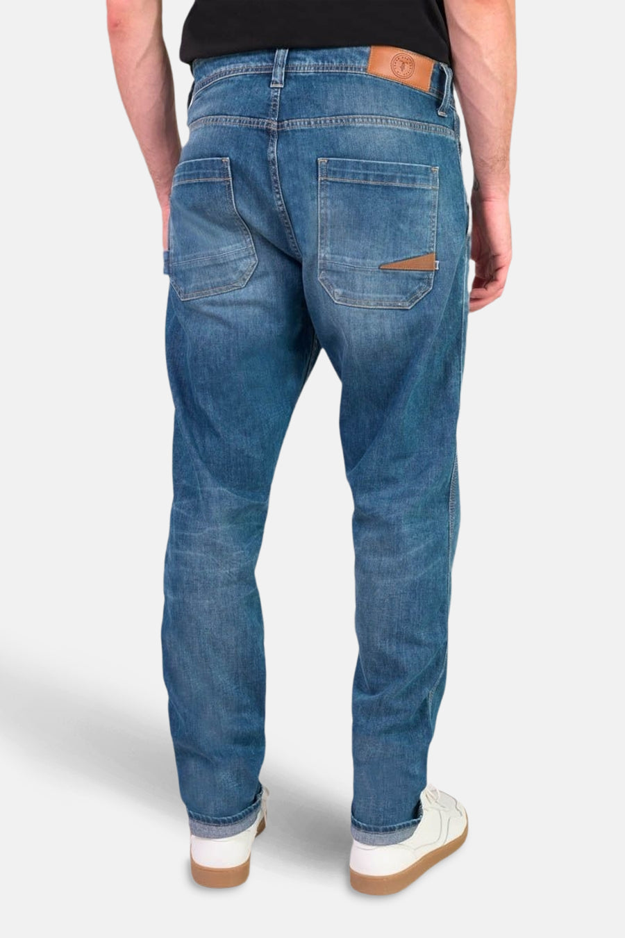 Wijde spijkerbroek in middieblauw denim van Le Temps des Cerises, met zichtbare achterzakken.