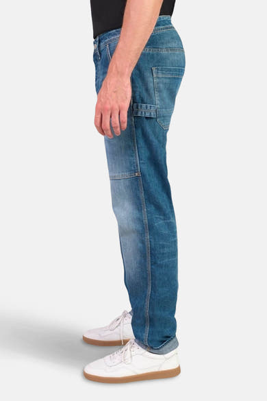 Wijde spijkerbroek in middieblauw denim van Le Temps des Cerises met inzetstuk op het been.