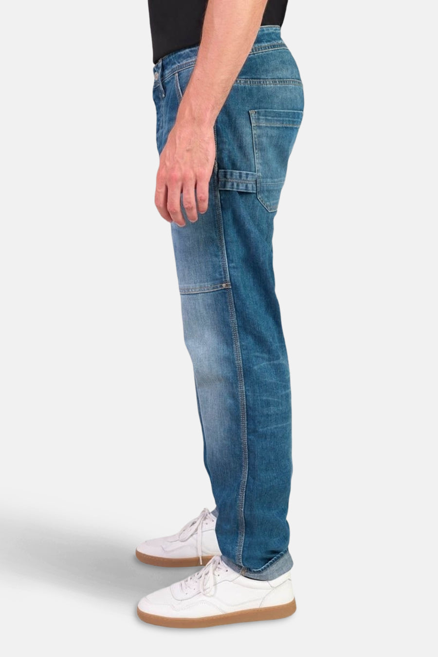 Wijde spijkerbroek in middieblauw denim van Le Temps des Cerises met inzetstuk op het been.