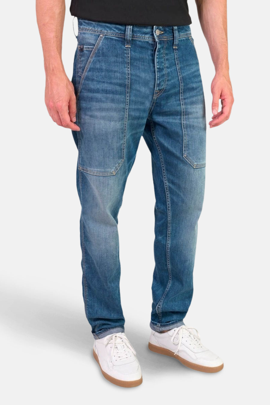 Wijde spijkerbroek in middieblauw denim van Le Temps des Cerises met opgestikte zakken.