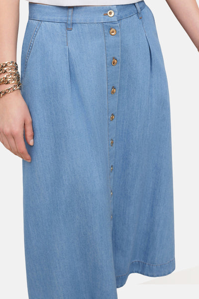 3/4 rok van lichtblauw denim van CAROLL, met een rij gouden knopen en een gemarkeerde tailleband.