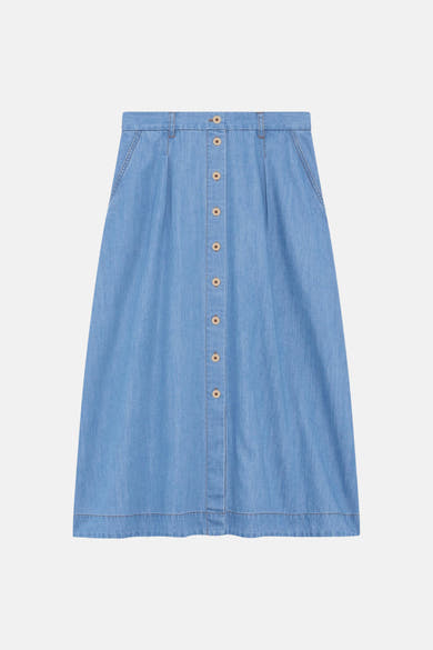 Jupe 3/4 en denim bleu clair de CAROLL, avec une rangée de boutons sur le devant.
