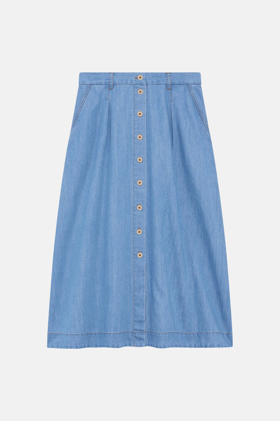 Jupe 3/4 en denim bleu clair de CAROLL, avec une rangée de boutons sur le devant.
