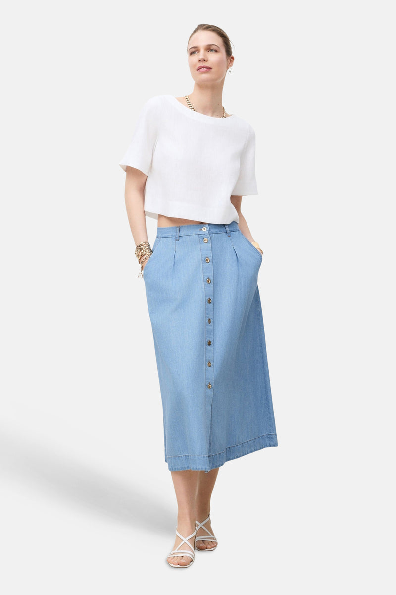 3/4 rok van lichtblauw denim van Caroll, met knopen aan de voorkant en zijzakken.