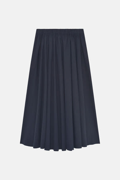 Jupe longue bleue de CAROLL, avec une taille élastique et des plis structurés sur toute la longueur.
