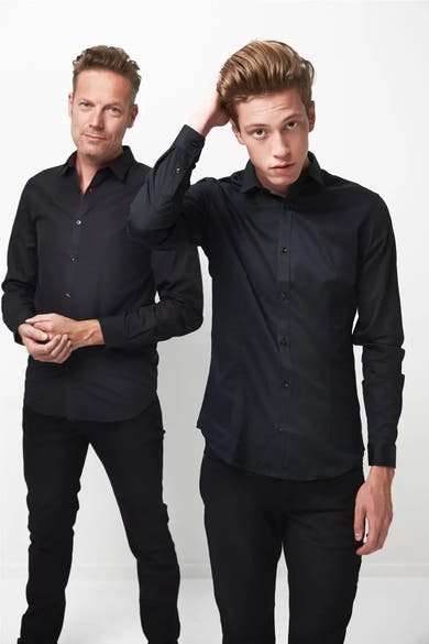 Zwart overhemd met lange mouwen van PREMIUM by JACK & JONES, gedragen door twee mannen die poseren tegen een witte achtergrond.