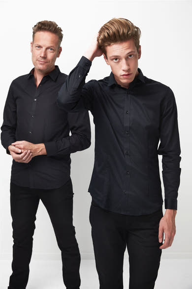 Zwart overhemd met lange mouwen van PREMIUM by JACK & JONES, gedragen door twee mannen op een witte achtergrond.