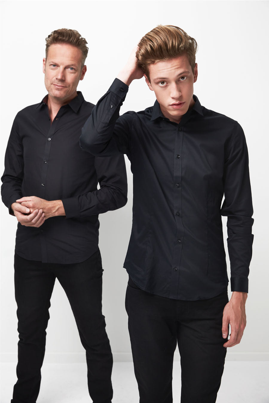 Zwart overhemd met lange mouwen van PREMIUM by JACK & JONES, gedragen door twee mannen op een witte achtergrond.