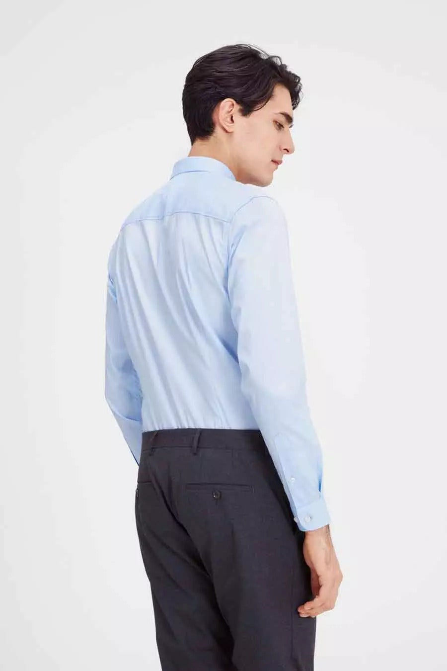 Chemise à manches longues bleue de PREMIUM by JACK & JONES, portée avec un pantalon sombre, vue de dos.