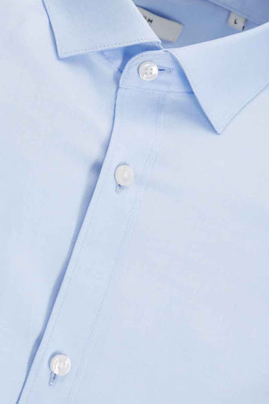 Blauw overhemd met lange mouwen van PREMIUM by JACK & JONES, met zichtbare witte knopen en een nette kraag.