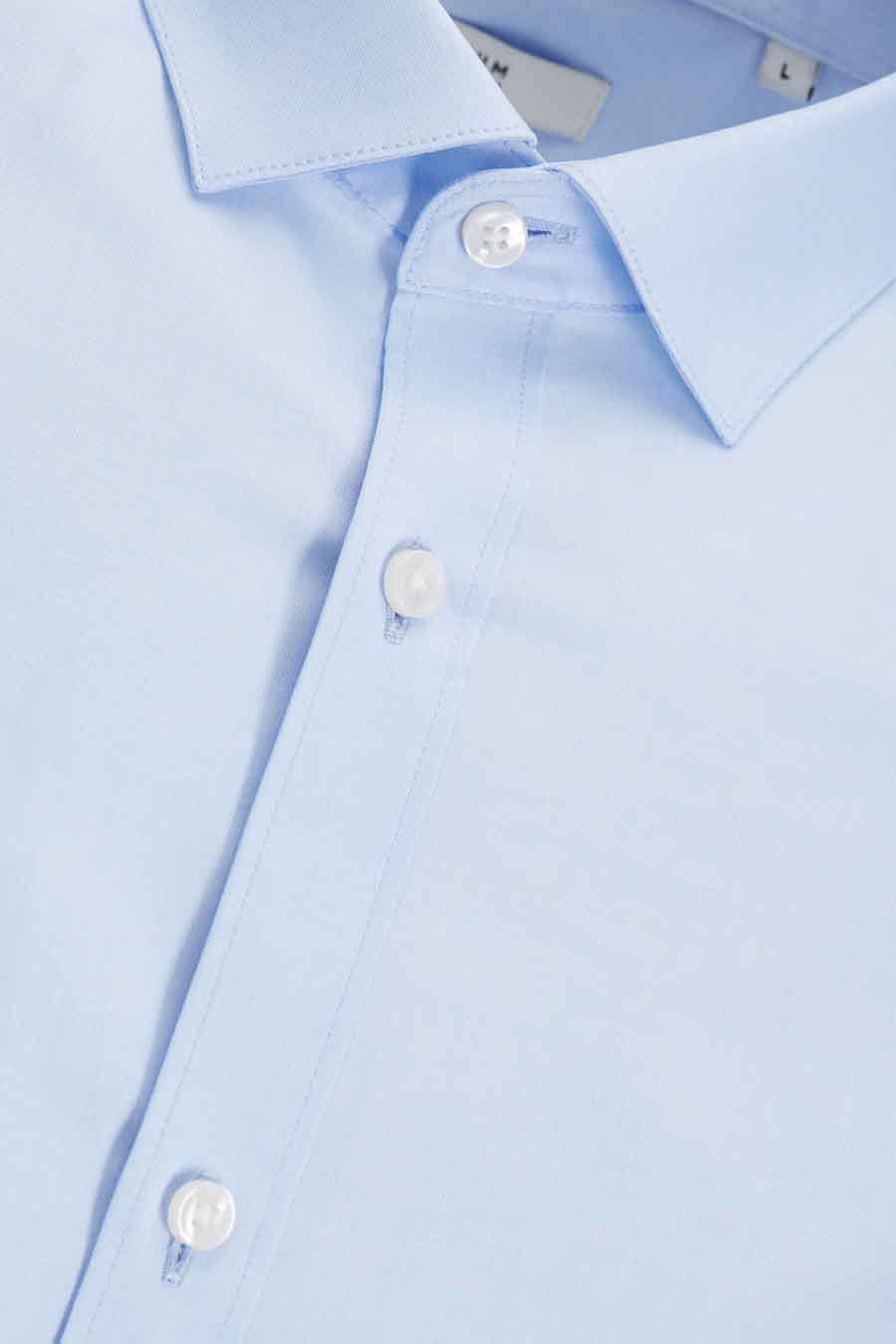 Blauw overhemd met lange mouwen van PREMIUM by JACK & JONES, met zichtbare witte knopen en een nette kraag.