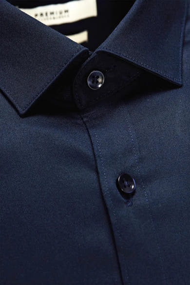 Donkerblauw overhemd met lange mouwen van PREMIUM by JACK & JONES, knoopsluiting en klassieke kraag.