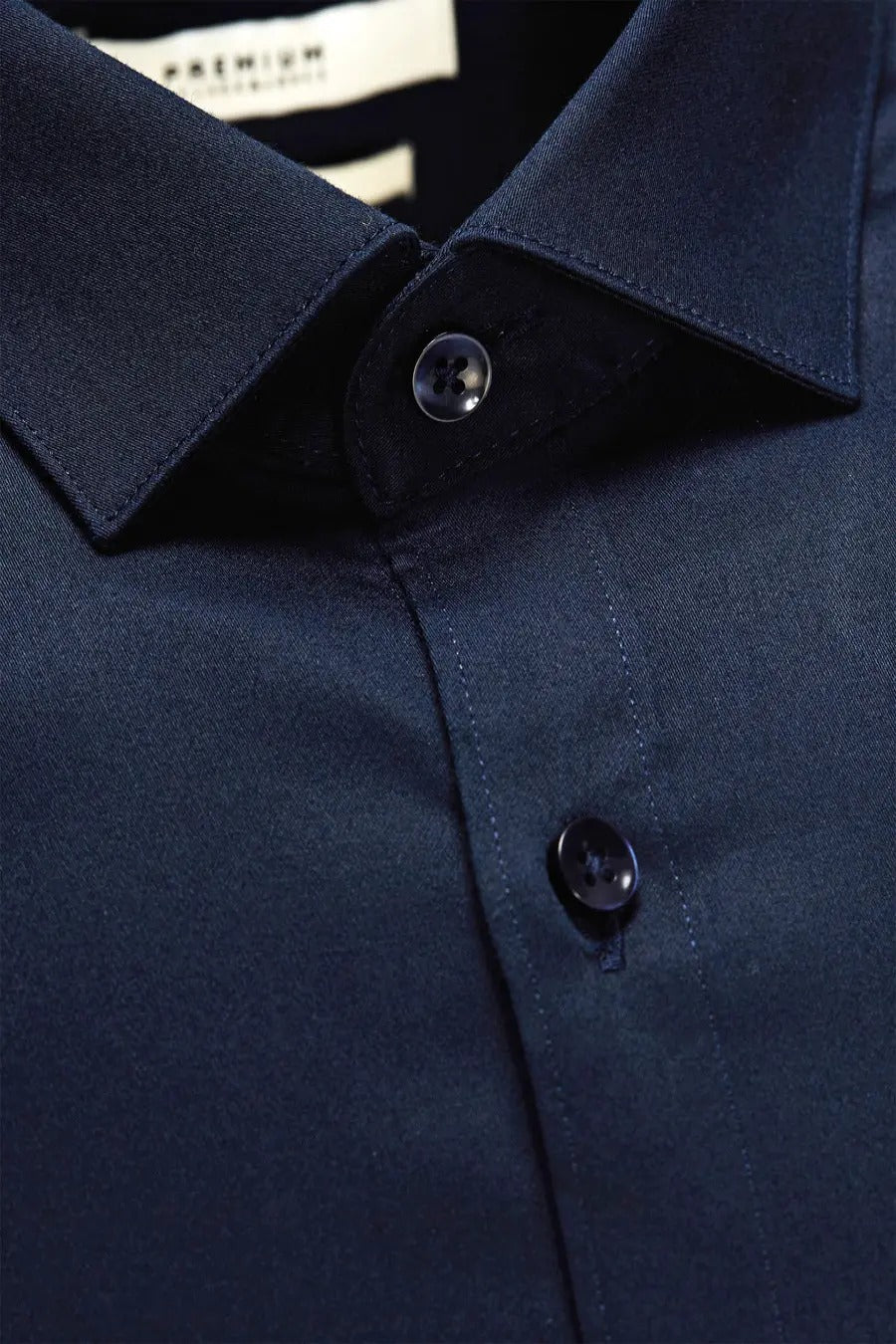 Donkerblauw overhemd met lange mouwen van PREMIUM by JACK & JONES, knoopsluiting en klassieke kraag.