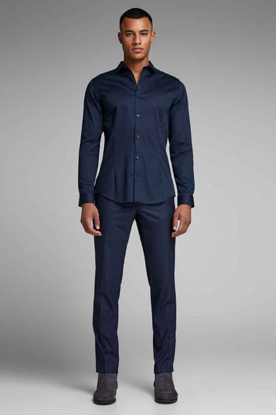 Blauw overhemd met lange mouwen van PREMIUM by JACK & JONES, gedragen met een bijpassende broek en suède schoenen.
