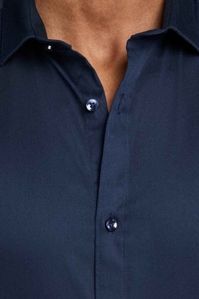 Blauw overhemd met lange mouwen van PREMIUM by JACK & JONES, met bijpassende knopen, gedragen met een open hals.