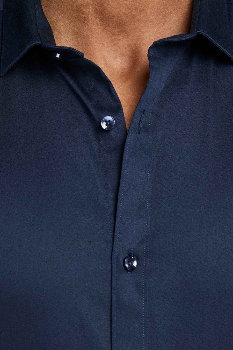 Blauw overhemd met lange mouwen van PREMIUM by JACK & JONES, met bijpassende knopen, gedragen met een open hals.