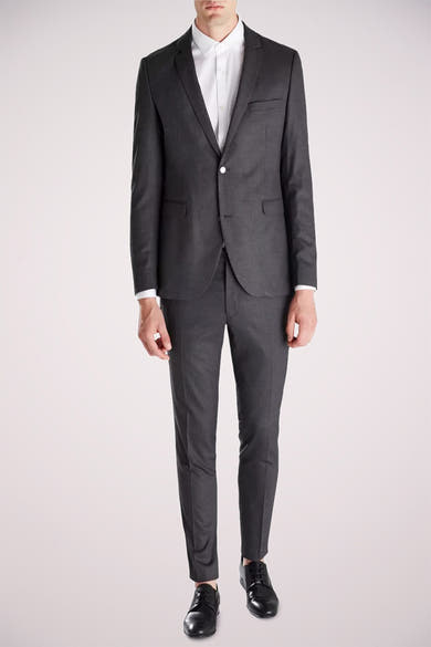 Wit overhemd met lange mouwen van PREMIUM by JACK & JONES, gedragen met een antracietgrijs pak.