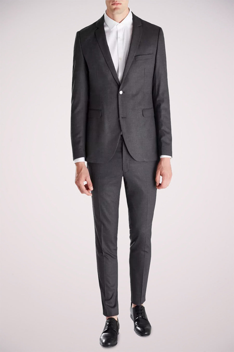 Wit overhemd met lange mouwen van PREMIUM by JACK & JONES, gedragen met een antracietgrijs pak.