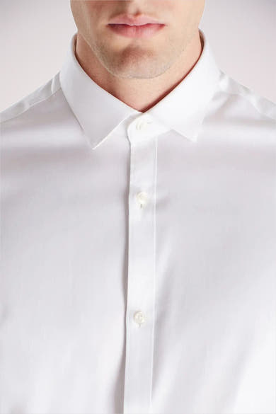 Chemise blanche à manches longues de PREMIUM by JACK & JONES, avec une patte de boutonnage.
