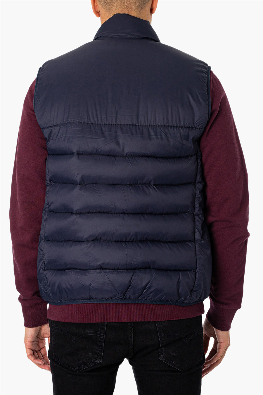 Veste sans manches bleue de LYLE & SCOTT, portée sur un pull bordeaux et un jean noir, vue de dos.