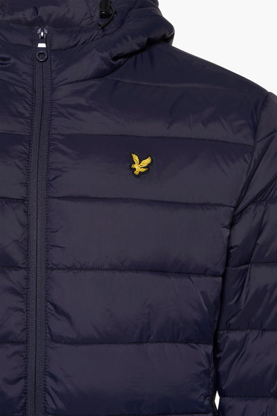 Veste courte bleue de LYLE & SCOTT avec fermeture éclair et logo doré sur la poitrine.