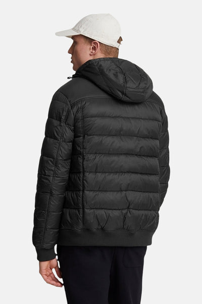 Veste courte noire de LYLE & SCOTT, avec capuche et motif matelassé sur toute la surface.