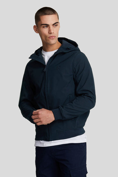 Veste de pluie bleue de LYLE & SCOTT, avec fermeture éclair, capuche et logo discret.