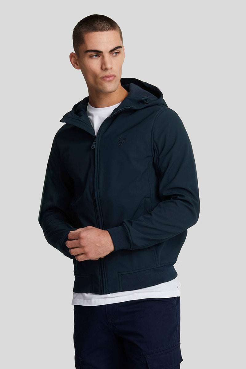 Veste de pluie bleue de LYLE & SCOTT, avec fermeture éclair, capuche et logo discret.